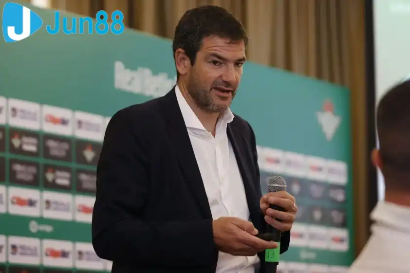 Giám đốc điều hành Real Betis đã tiết lộ những phức tạp trong vụ chuyển nhượng Antony (Ảnh: The Sun).
